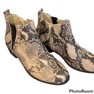 SNAKE Print Boots Size 8 Chelsea Bootie Size Zip Tan Black